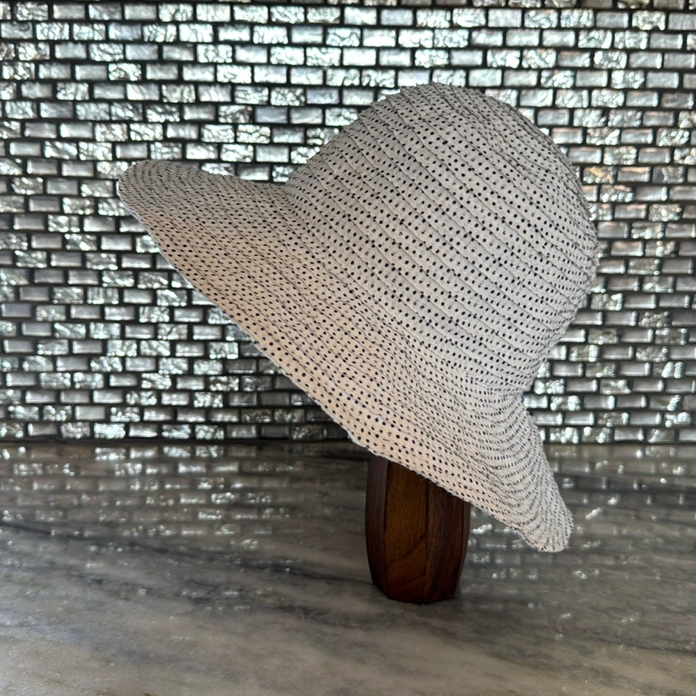 Wallaroo petite scrunchie beach sun hat in white with black dots